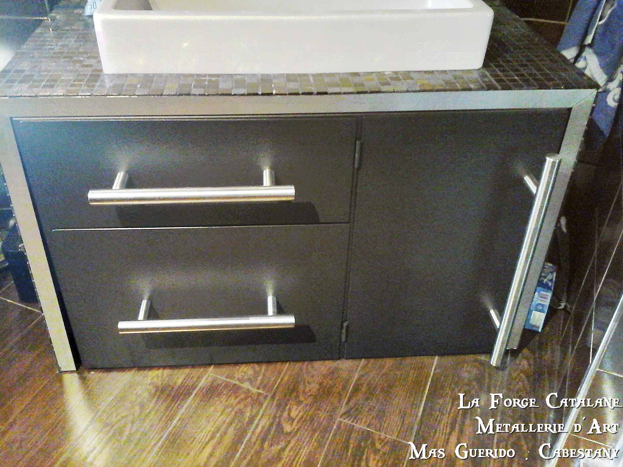 meuble en fer poignee inox forge catalane.jpg